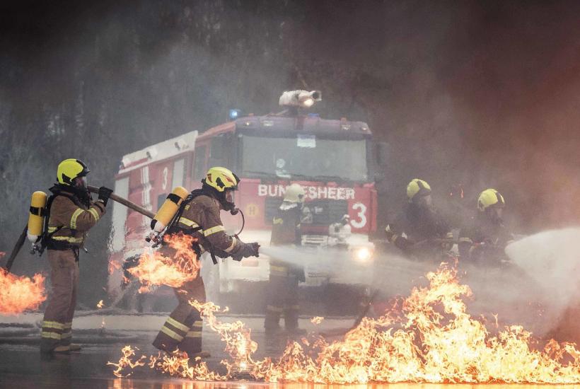 Тушение пожара солдатами авиационно-спасательного взвода