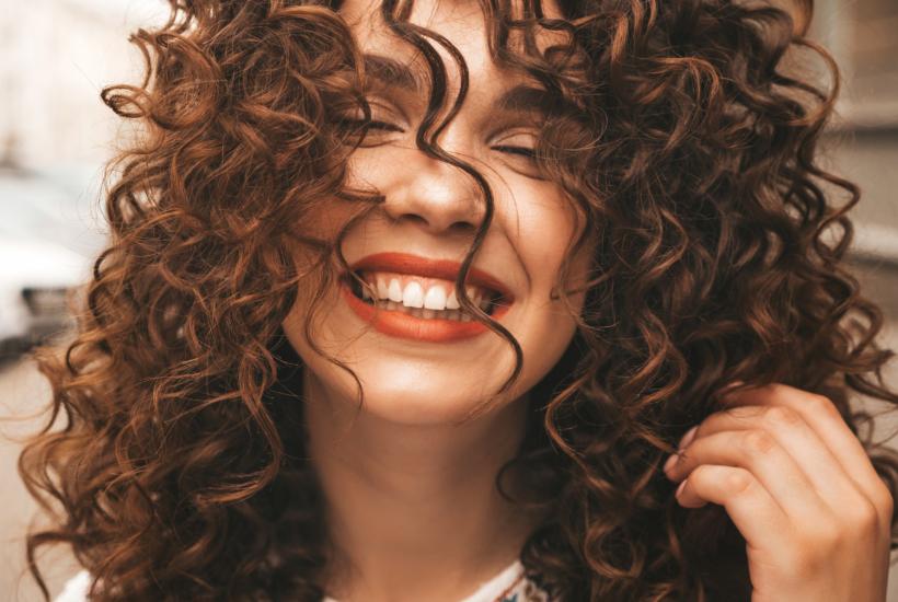 Девушка с кудряшками