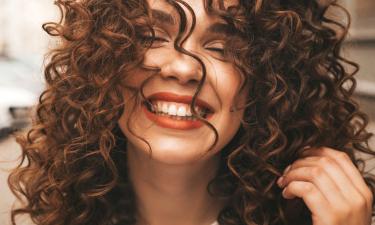 Влажность воздуха и повреждения усиливают пушистость кудрявых волос — LadyLike