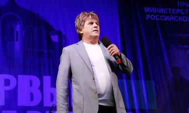 Пьяная пассажирка напала на Алексея Глызина в самолёте