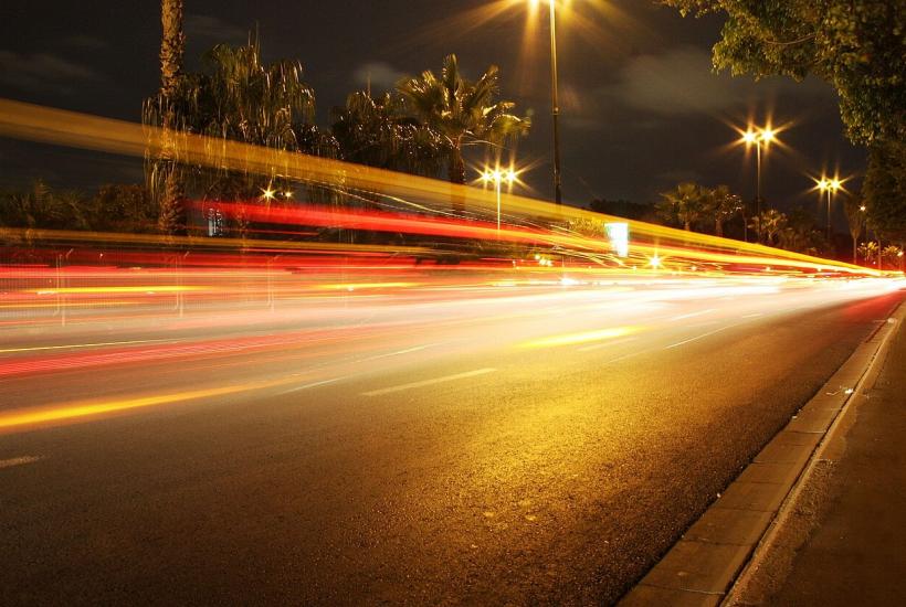 ночь, шоссе, свет фар