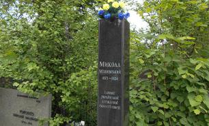 Бюст организатору украинской армии Михновскому украли с кладбища в Киеве