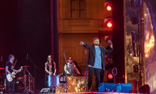 44-летний Баста потерял зуб во время концерта в Тюмени: микрофоном дырочку закрыл