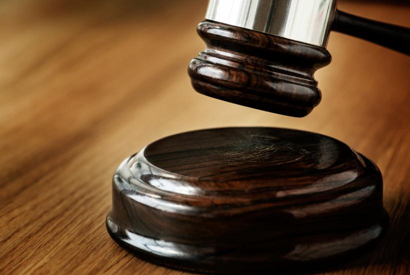 Судейский молоток на столе