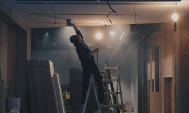 Смесь из гипса и клея ПВА маскирует трещины на потолке