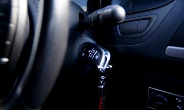 Затруднённый пуск двигателя указывает на разряд аккумулятора