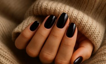 Тёмно-фиолетовый оттенок заменил красный в маникюре сезона