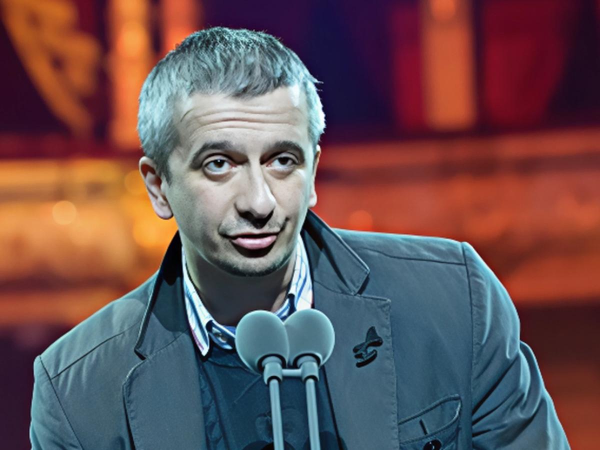 Bogo­molov po pre­jemu naziva »zas­lužni de­javec« od­zva­nje­val na kri­ti­ke