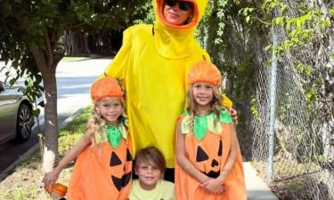 Беременная Анна Курникова делится редким фото с детьми — что скрыто под костюмом утки