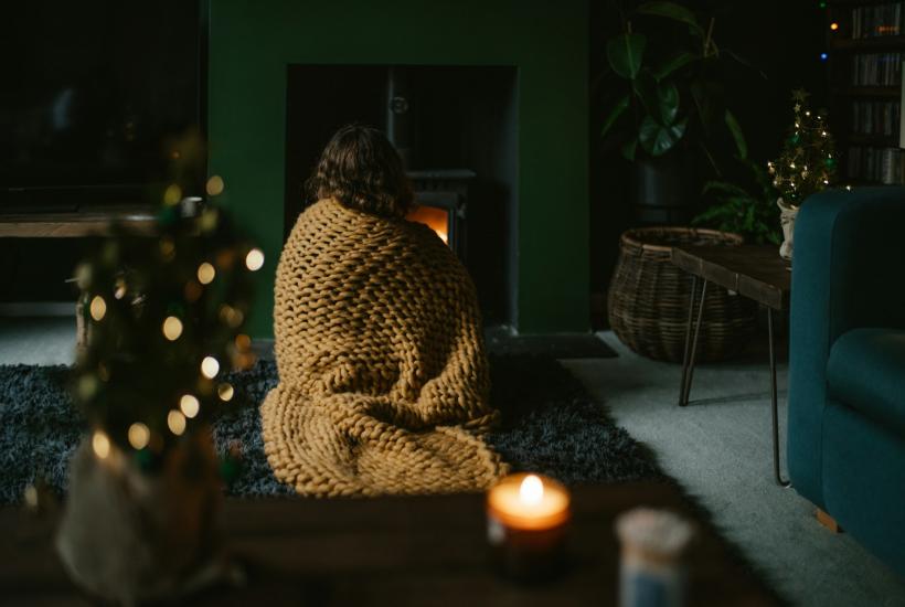 Женщина у камина