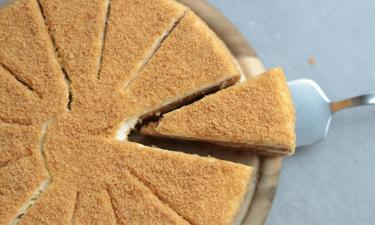 Нежный торт с ванильным кремом и крошкой собирают без выпечки