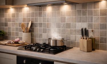 Фартук переживёт всё — от кипятка до брызг масла: лучшие покрытия для кухни