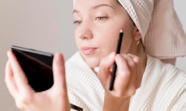 Чёрный карандаш подчеркивает выразительность вечернего макияжа