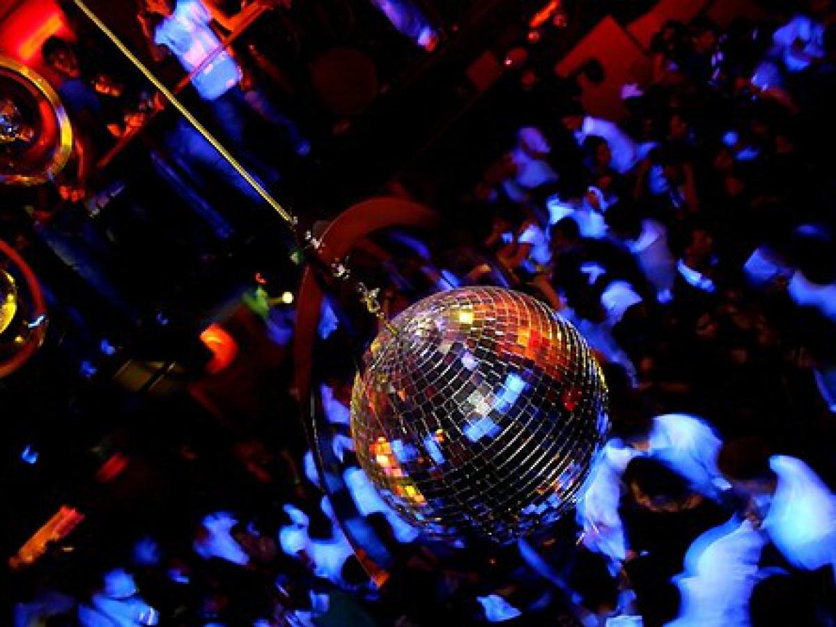 Женский ночной клуб. Вечеринка лас вегас дресс код. Девушка на тусовке. Платье на вечеринку для девушки. Женский ночной клуб.