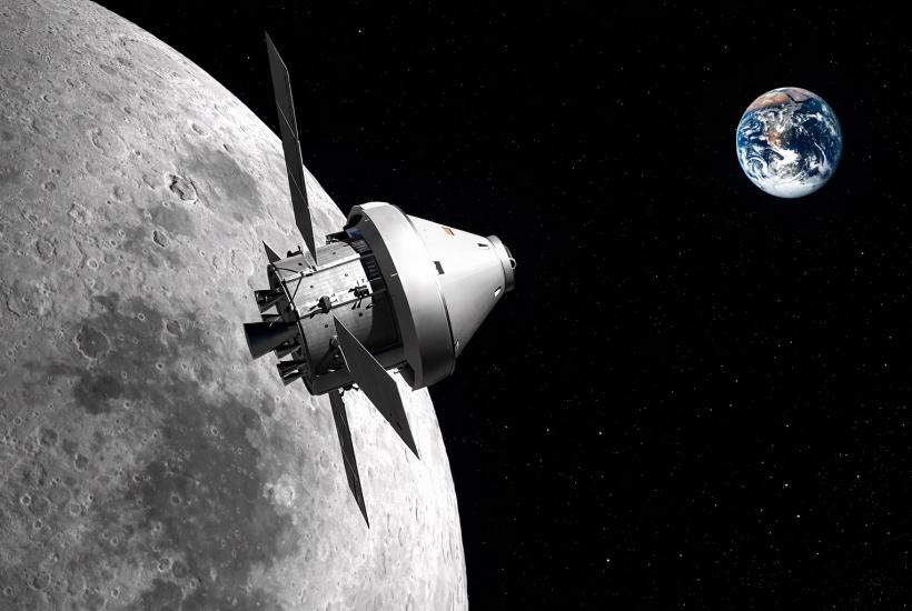 Космический аппарат у Луны