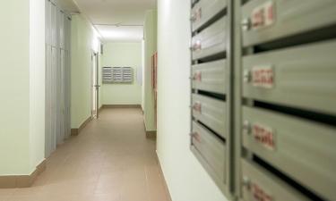 При падении из-за дефекта покрытия жильцы вправе требовать компенсацию — юристы