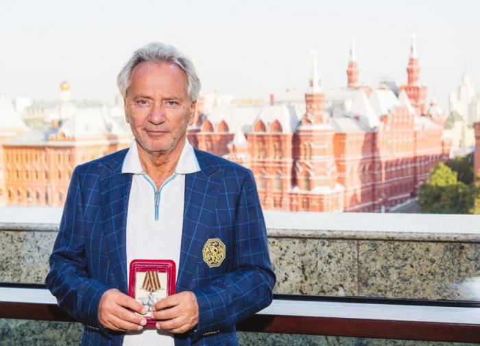 Музыкальный продюсер Владимир Киселев награжден Георгиевским крестом ДНР