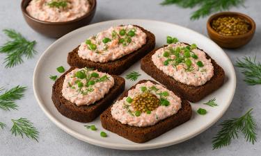 Сельдь, плавленый сыр и яйца измельчают в блендере для намазки на бутерброды