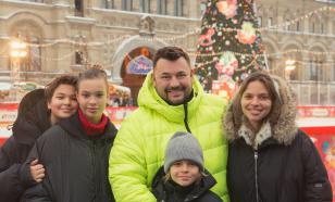 Сергей Жуков повторил опасный тренд и закинул дочь в сугроб