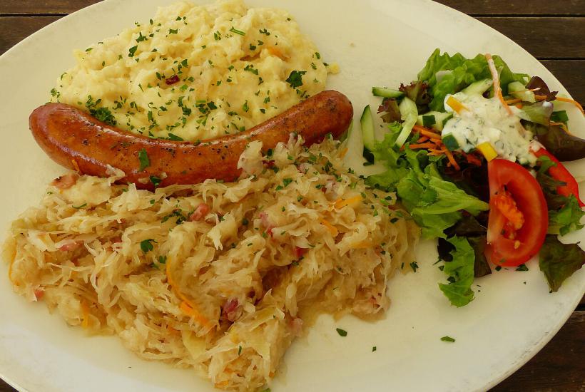 Жареная колбаска с квашеной капустой и картофельным пюре Жареная колбаска с квашеной капустой и картофельным пюре