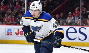 Хоккеист Барбашев упал с пожарной машины во время чемпионского парада "Сент-Луиса"