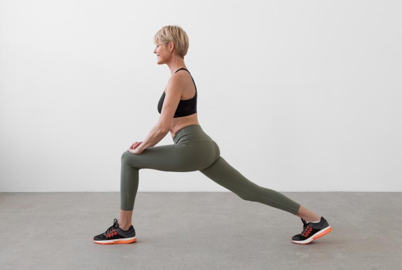 Женщина делает выпады