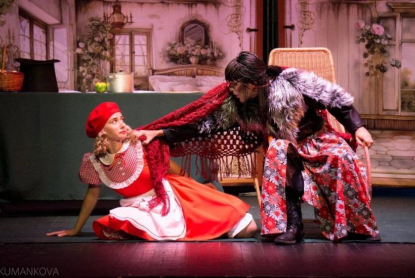 Сцена из спектакля Смоленского камерного театра Красная шапочка