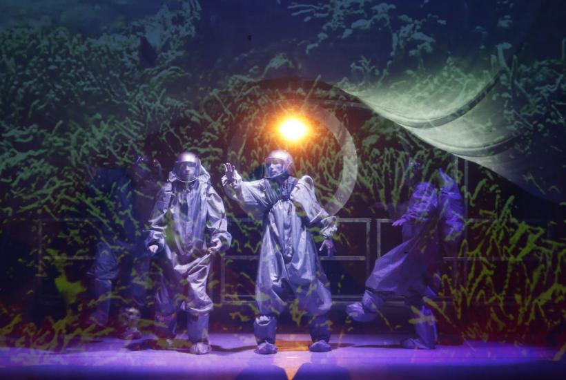 Сцена из спектакля Московского Молодежного Театра Капитан Немо