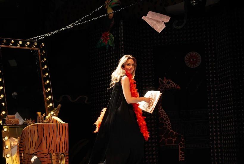 Сцена из спектакля Театра на Трубной Всё о Еве