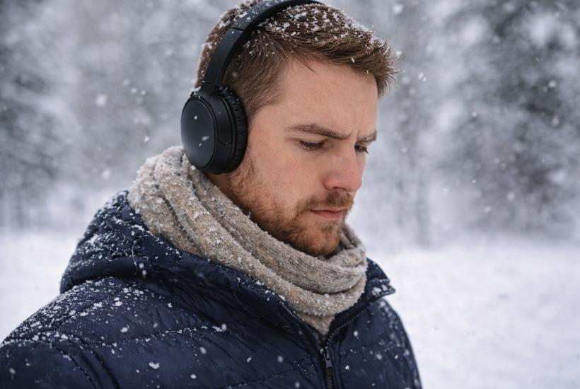 Мужчина в наушниках зимой
