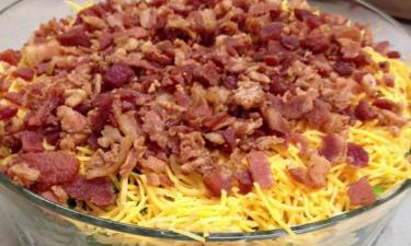 Салат "Царь горы" с куриным филе, картофелем и капустой получается сытным