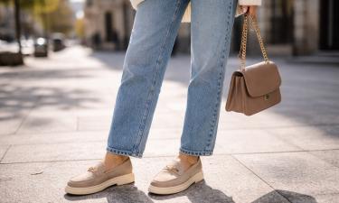 Замшевые лоферы заменяют белые кроссовки в образах с джинсами