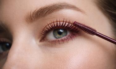 Вечером — драматично, днём — нежно: эта тушь вытесняет чёрный и подчеркивает взгляд