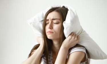 Герметизация окон и дверей усиливает звукоизоляцию в спальне