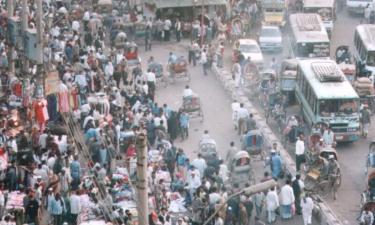 Светофор — декорация, а рёв моторов — симфония: как Дакка делает шум своей музыкой