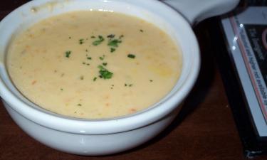 Суп с плавленым сыром имеет нежную сливочную текстуру