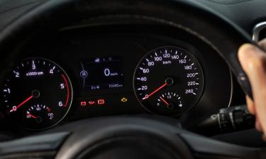 Стрелка на приборной панели указывает расположение топливного бака — Carandmotor