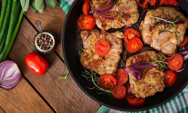 Свиные отбивные обжаривают и тушат в бульонном соусе с шампиньонами — allrecipes