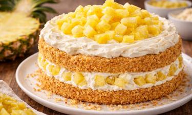 Тропики в холодильнике: ананасовый бисквитный торт превращает вечер в праздник