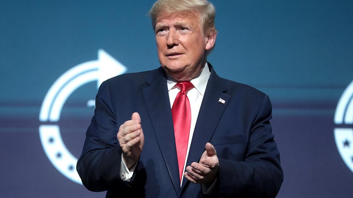 WP: Трамп не увольняет чиновников из-за реакции на дело Эпштейна