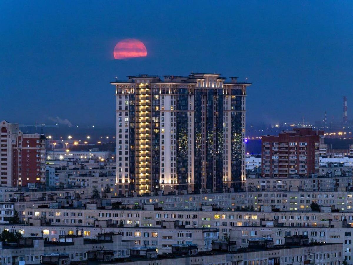 Апельсиновая Луна напугала жителей Кемерова: что произошло в небе на самом деле