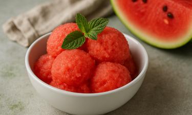 Пюрируйте арбуз и заморозьте смесь, чтобы получить домашнее мороженое