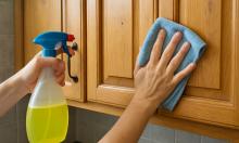 Жир выбирает высоту: средства, которые снимают липкую плёнку со шкафов без вреда