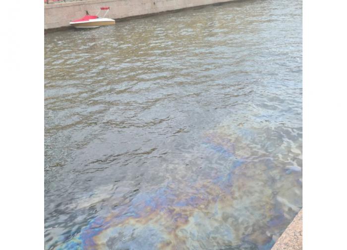 Петербуржцы заметили огромное "радужное" пятно в водах Мойки