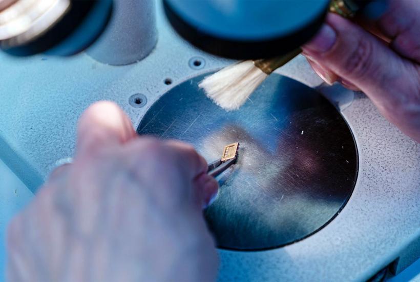 Нехватка копеечных чипов едва не остановила автопром: выводы из истории с Nexperia