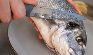 Уксус помогает легко очистить рыбу от чешуи без скребков и кипятка