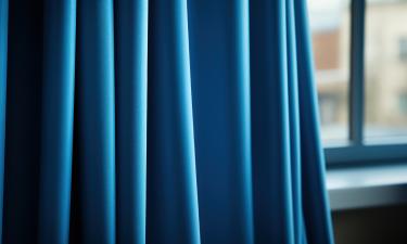 Для штор из простыней используют прямой шов или термоленту — idealista