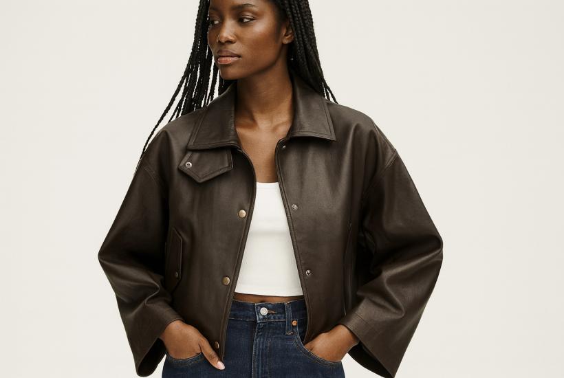 Девушка в темно-коричневой кожаной куртке