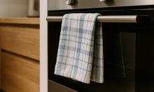 Полотенца исчезают с дверцы духовки: новая кухонная хитрость меняет привычки