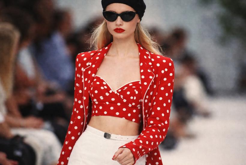 Модель на подиуме стиль 80х